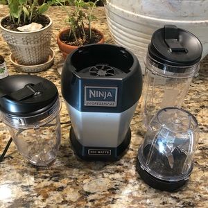 Ninja Bullet blender Nutri 900 watts smoothies shakes